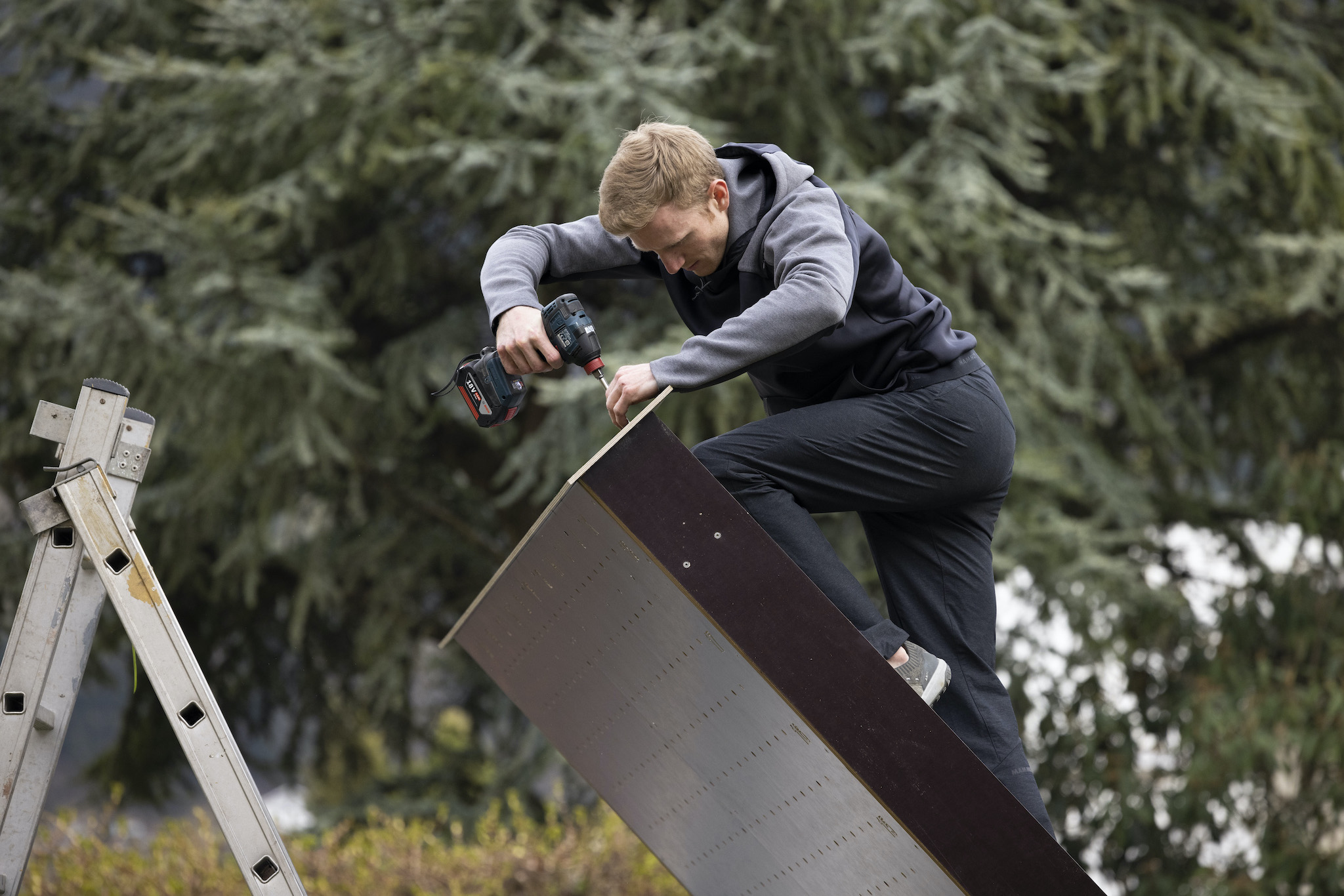 Jakob Schubert montiert die Freewall